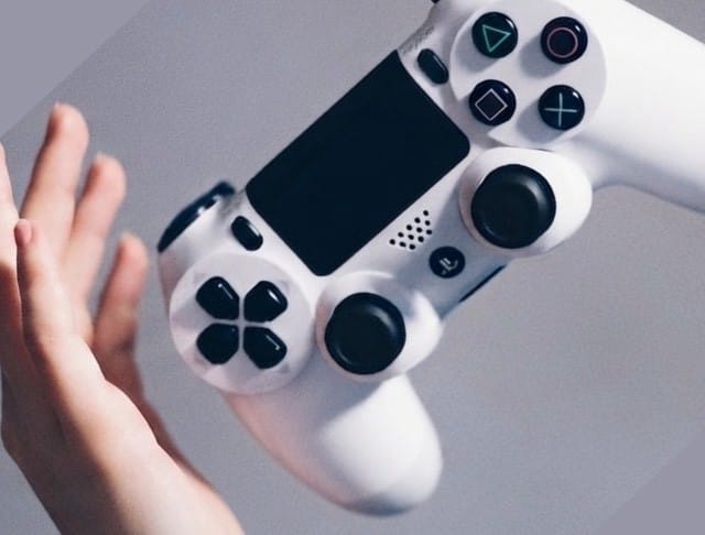 ゲームコントローラーを持つ手