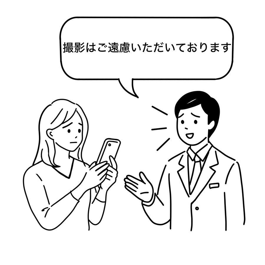 弱視の方に声をかけるスタッフ